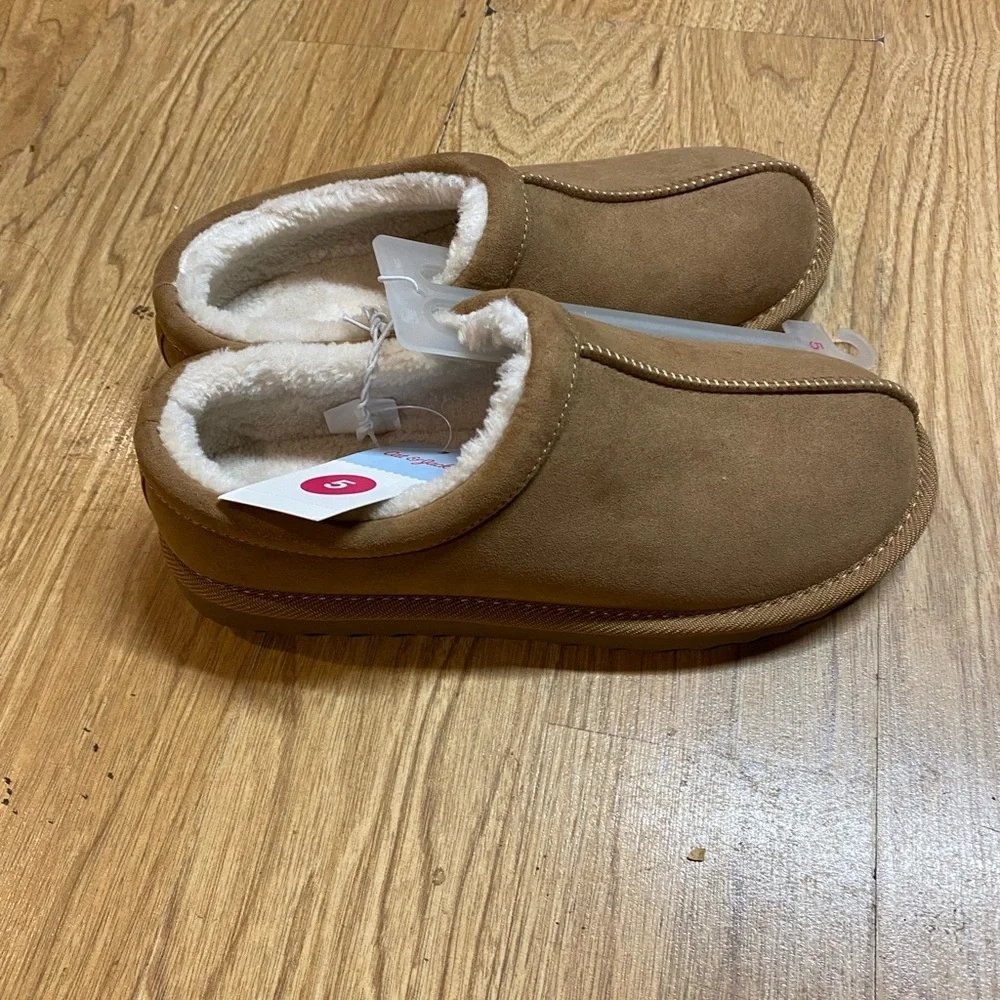 Cat & Jack Tan Kids Slippers - Picture 3 of 4